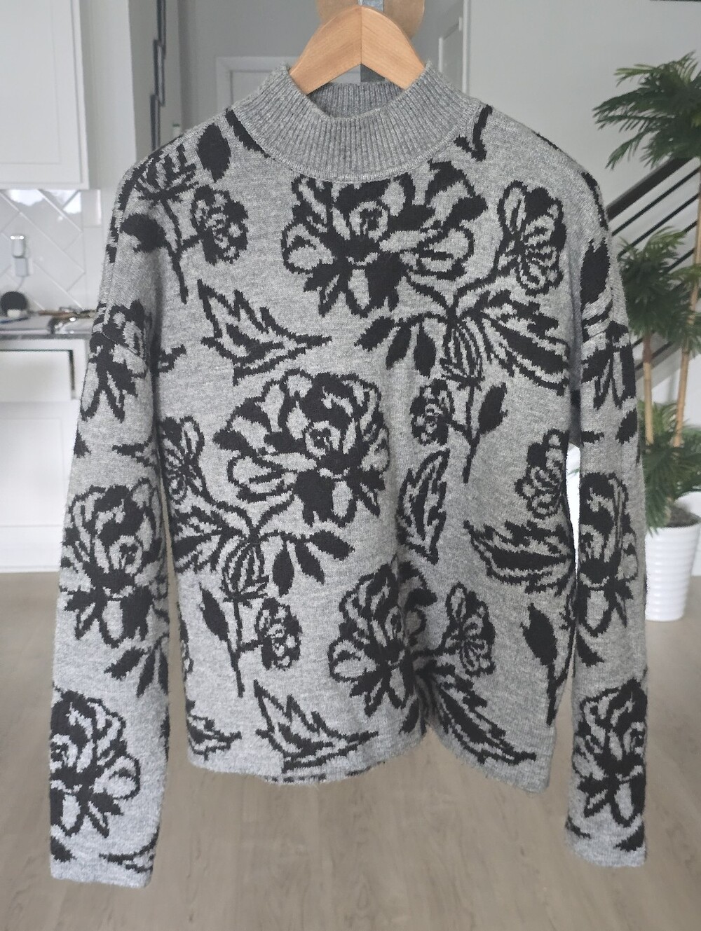 Express Gray Black Floral Mock Neck Knit Sweater Women Medium Soft Cozy Pullover
